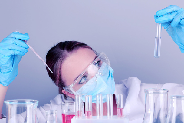 Лабораторный ассистент проводит медицинские испытания в лаборатории
 - Фото, изображение