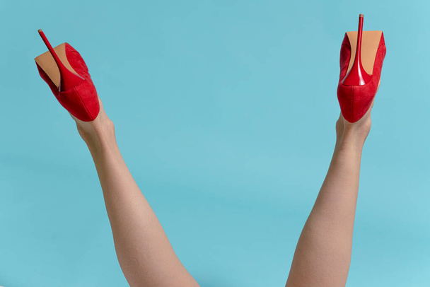 μερική άποψη των ποδιών γυναίκα φορώντας κόκκινα ψηλοτάκουνα παπούτσια, πόδια φαρδιά - Φωτογραφία, εικόνα