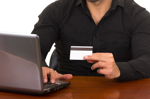 νεαρός άνδρας που αγοράζουν σε απευθείας σύνδεση με πιστωτική κάρτα - Φωτογραφία, εικόνα