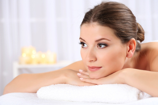 Beautiful young woman having relax in spa salon - Foto, imagen