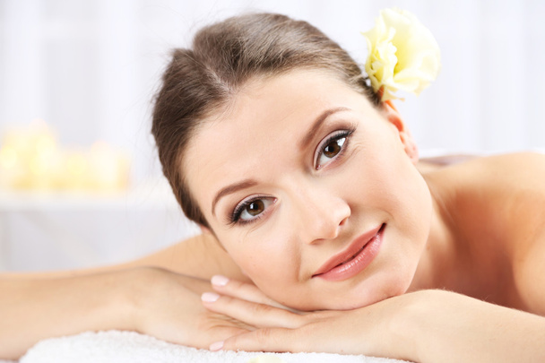 Beautiful young woman having relax in spa salon - Foto, afbeelding
