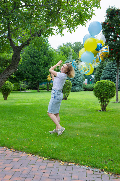 dívka v parku s balónky - Fotografie, Obrázek