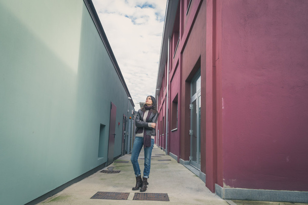 Beautiful young brunette posing in the city streets - Fotoğraf, Görsel