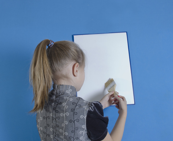 La chica dibuja en un tablero de plástico blanco
 - Foto, Imagen