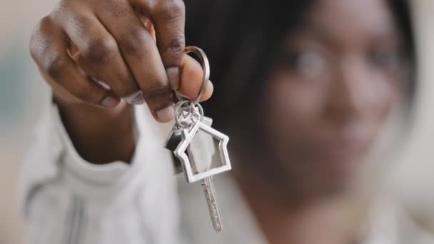 Из фокуса молодая женщина риэлтор агент по продажам с связкой ключей от квартиры выгодное предложение доступного жилья счастливая девушка домовладелец демонстрирует покупая новый дом на ипотечный фокус на ключ - Кадры, видео