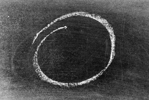 Рисунок белым мелом в виде круга или круглой формы на доске или на фоне доски с копировальным пространством - Фото, изображение