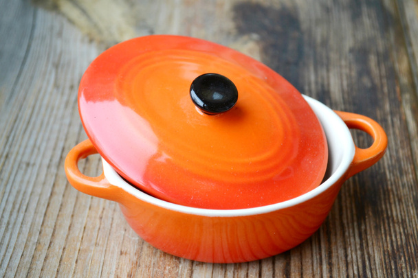 Un petit pot de cuisson coloré pour julienne
 - Photo, image