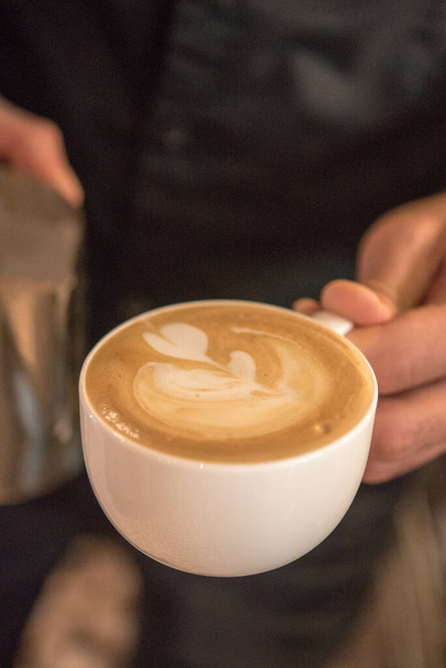 Detailní záběr muže držícího šálek cappuccino - Fotografie, Obrázek