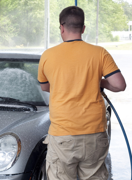Kaukasische man wast auto - Foto, afbeelding