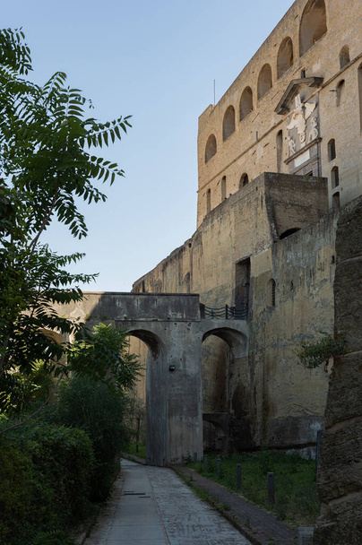 Sant'Elmo Castle is a medieval fortress located on Mount Vomero, adjacent to the Certosa di San Martino, Naples, Italy. The most recent, strong walls of a medieval castle. - Foto, Imagen