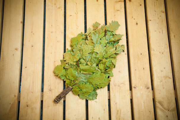 scopa di quercia su tavole di legno per bagni e saune
 - Foto, immagini