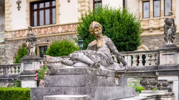 Άποψη των αγαλμάτων στο κάστρο Peles στη Ρουμανία. Κάστρο με κήπους - Φωτογραφία, εικόνα