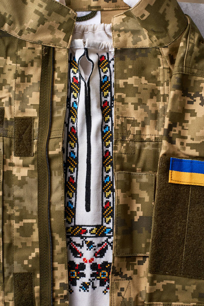 Ukraina tradycyjne ubrania i mundur wojskowy ukraińskiego żołnierza. Siły zbrojne Ukrainy z duchem wolności. Broń naszego kraju. - Zdjęcie, obraz
