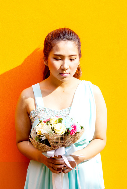 asian lady in dress suite hold bouquet - Foto, Imagen