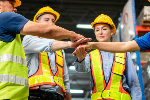Erfolg Teamwork-Konzept, glückliche Geschäftsleute Ingenieur und Lagerarbeiter-Team Hand in Hand nach dem Treffen - Foto, Bild