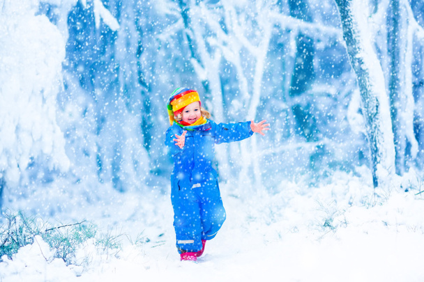 Petit enfant jouant dans la neige
 - Photo, image