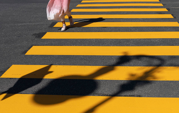 Passers-by and pedestrians cross a pedestrian crossing marked in yellow, Berlin, Germany - Foto, Imagem