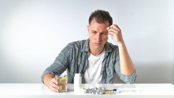 Egy beteg ember nem érzi jól magát - az influenza otthoni kezelése tablettákkal. Kiváló minőségű fénykép - Fotó, kép