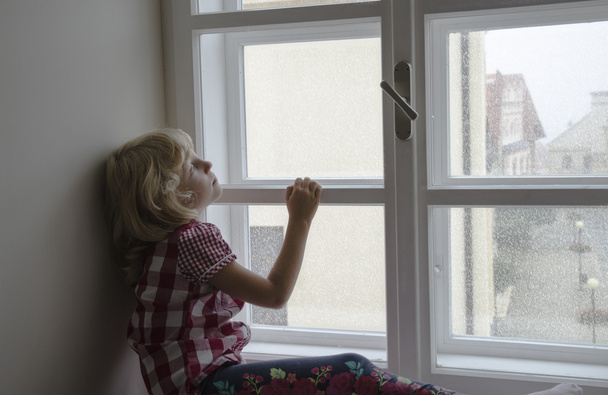 lány keres ablakon - Fotó, kép