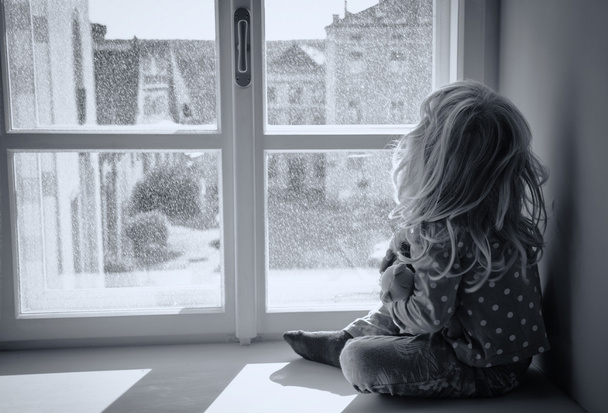 kızı pencereden bakıyor - Fotoğraf, Görsel