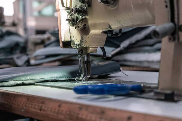 vieja máquina de coser en el taller - Foto, Imagen