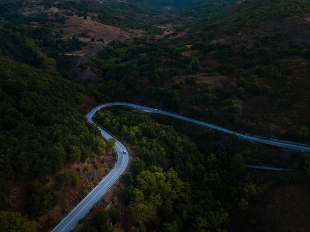 vista aérea das estradas na Grécia Tessália montanhas cópia espaço nascer do sol - Foto, Imagem