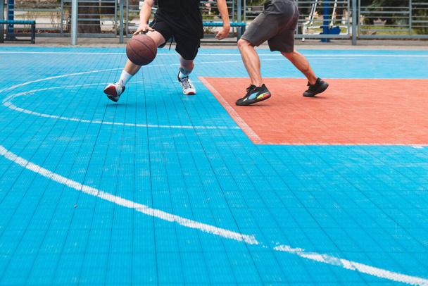 Мужчины играют в баскетбол на открытом воздухе урожай без лица скопировать пространство - Фото, изображение
