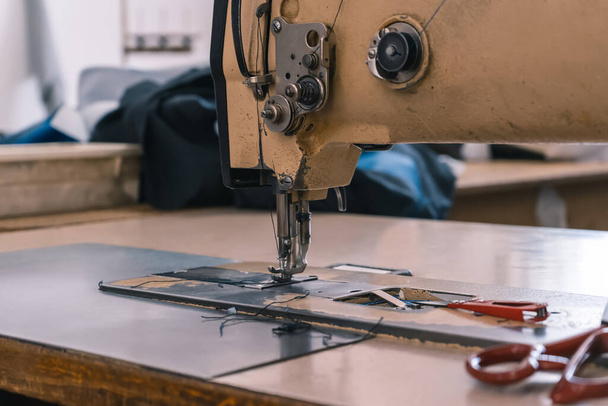 Old sewing machine in the workshop - Zdjęcie, obraz