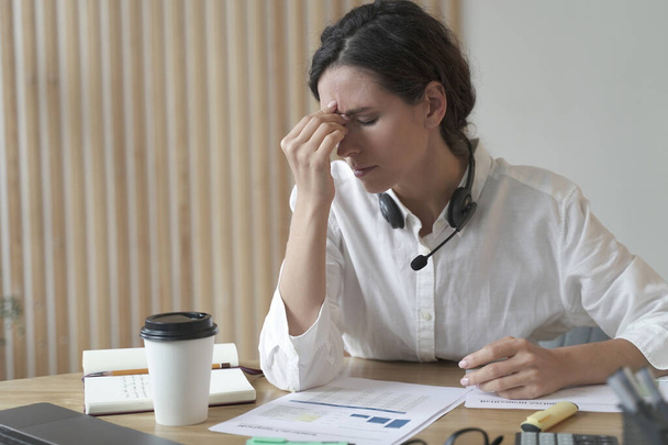 Unavený španělský pracovník domácí kanceláře masíruje nos nebo vnitřní koutky očí, trpí chronickou denní bolestí hlavy a vysokým tlakem po celodenní práci u počítače. Koncept únavy a stresu - Fotografie, Obrázek