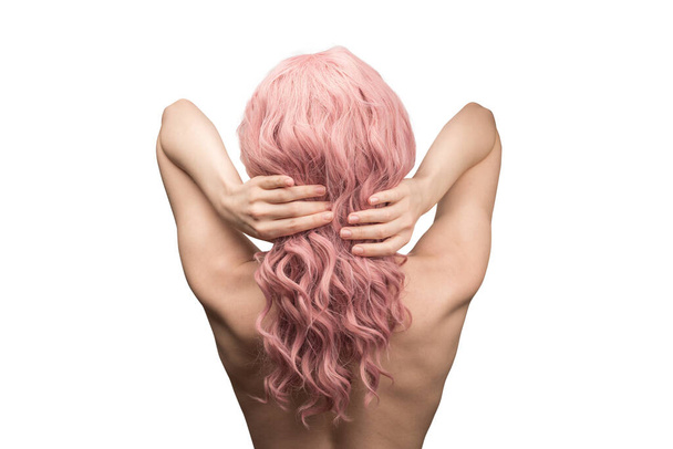 Mujer de pelo rosado y rizado. Mujer espalda aislada.  - Foto, imagen