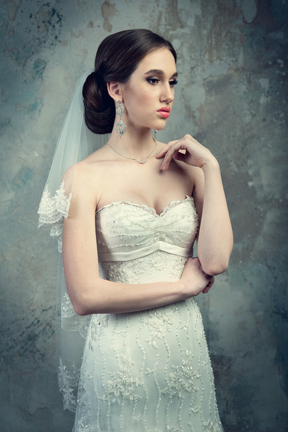 proud bride in her wedding dress and veil - Foto, imagen