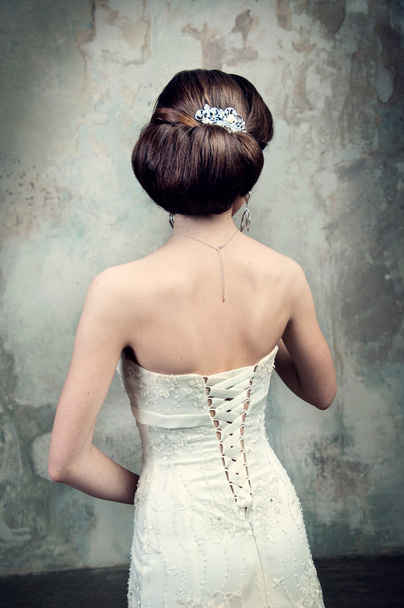belle fille dans la robe de la mariée du dos
 - Photo, image