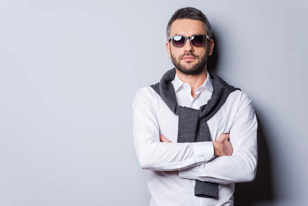 Man in sunglasses and smart casual wear - Foto, afbeelding