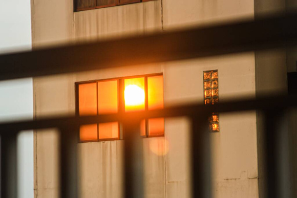 Reflection of a sunrise on a building - Foto, Bild