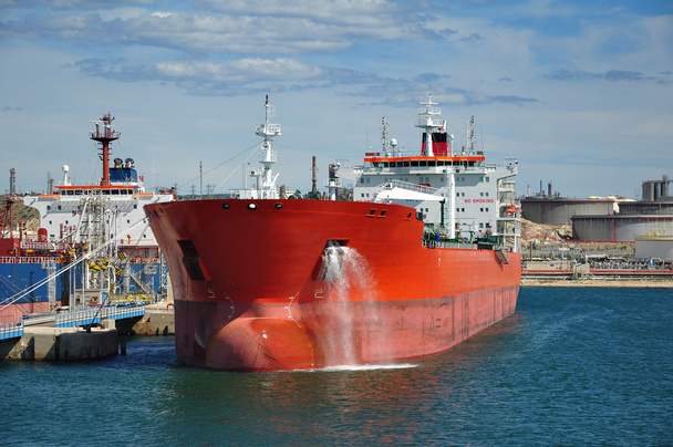 Crude oil tanker is loading in the port - Foto, afbeelding
