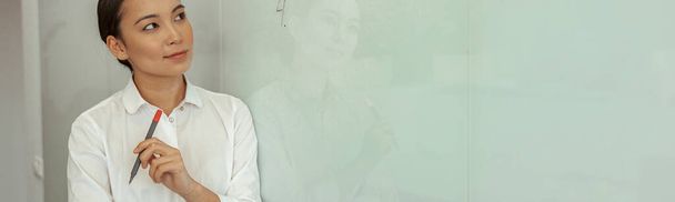 Азійська бізнес-жінка, яка дивиться на дошку з картами стоять у кімнаті для зустрічей. Фотографія високої якості - Фото, зображення