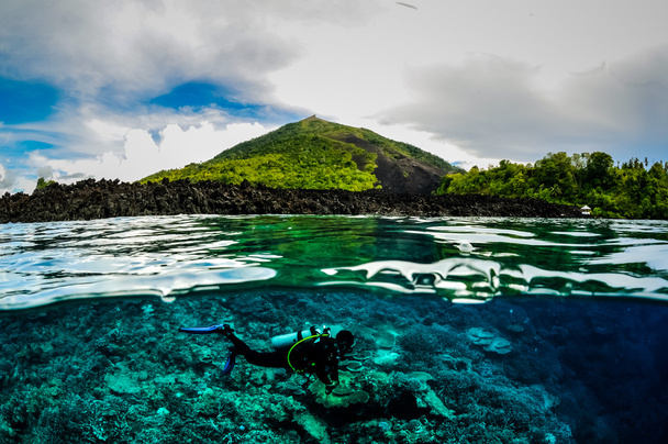 Дайвер под поверхностью в Банде, Индонезия подводное фото
 - Фото, изображение