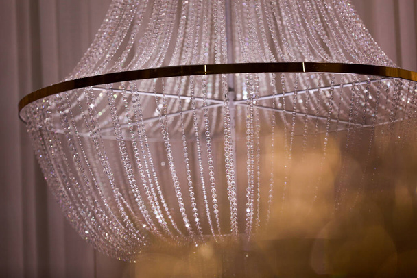 bruiloft decor mooie kristallen kroonluchter close-up. - Foto, afbeelding