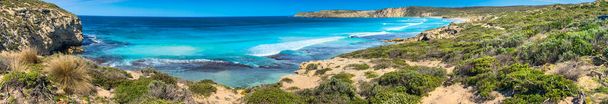 Pennington Bay Beach, panorámás kilátás a Kenguru-szigetre egy napos napon, Ausztrália - Fotó, kép