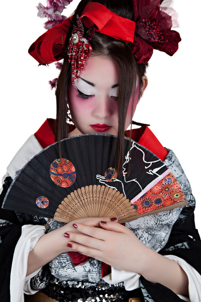 Belle asiatique femme portant une tenue japonaise tenant un ventilateur pliant
 - Photo, image