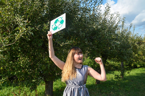 Eco attivista giovane protesta ragazza tenere cartello con segno di riciclaggio su sfondo naturale. Stop natura spazzatura ecologia concetto di protezione dell'ambiente. Salva pianeta. - Foto, immagini