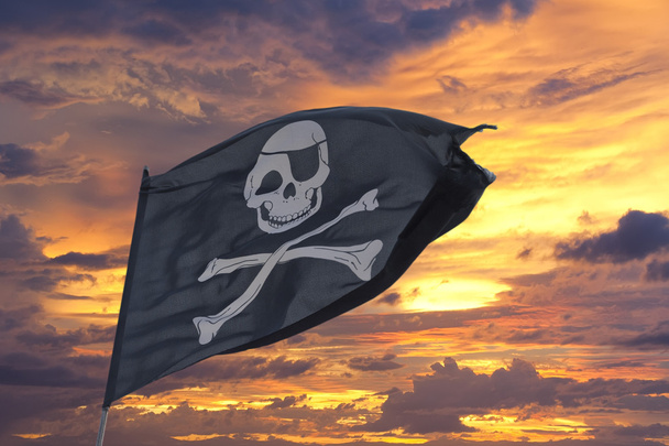 手を振る海賊旗ジョリー ロジャー - 写真・画像