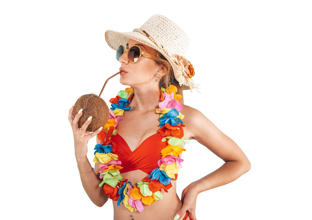 Женщина в купальнике и шляпе освежается кокосом - Фото, изображение