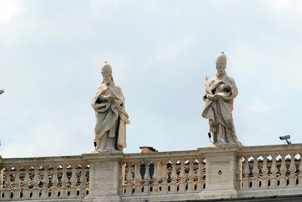 Esculturas na fachada das obras da cidade do Vaticano
 - Foto, Imagem