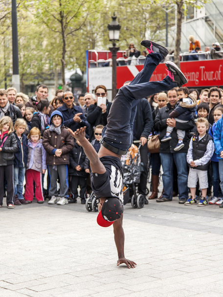 Paris, France, on May 1, 2013. Tourists see a performance of street acrobats on the Champs Elysée - Foto, Imagem