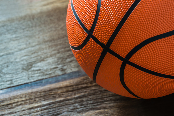 Closeup basketbal na podlaze soud - Fotografie, Obrázek