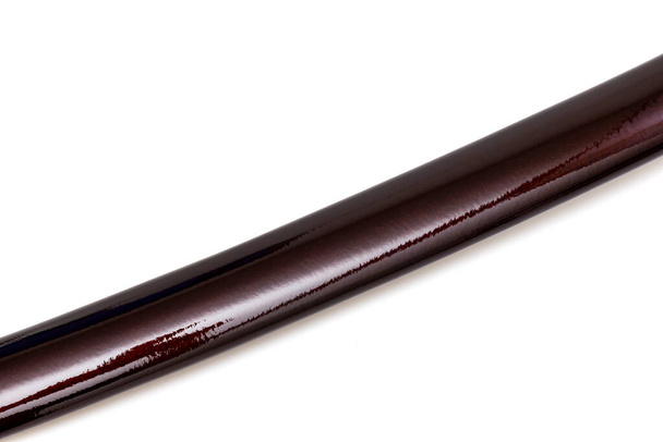 Close up 'Saya': scabbard vermelho carmesim brilhante de uma 'katana': Espada longa japonesa isolada em fundo branco. foco seletivo. - Foto, Imagem