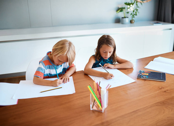 Одного дня вірш переписує історію. дві чарівні маленькі діти роблять домашнє завдання разом вдома
 - Фото, зображення