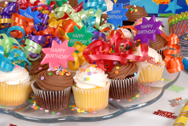 Primer plano de una bandeja de cupcakes decorados con Feliz Cumpleaños t
 - Foto, imagen