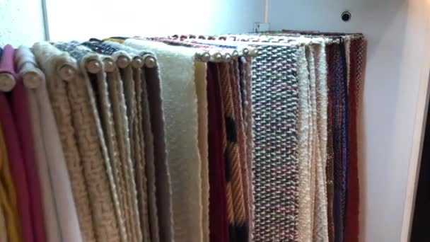 Scarfs on display at store - Séquence, vidéo